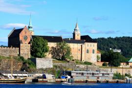 Surplombant le fjord d’Oslo depuis un promontoire, se trouve la majestueuse forteresse d’Akershus construite par Håkon V à la fin du 13ème siècle.