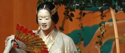 Styles traditionnels du théâtre japonais venant d'une conception religieuse et aristocratique de la vie.