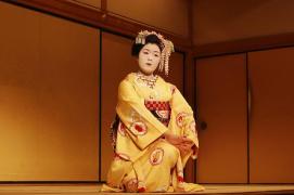 Forme de théâtre traditionnel japonais populaire joué uniquement par des hommes.