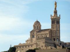 La Basilique Notre-Dame de la Garde est une icône Marseillaise. De son perchoir, elle veille sur le port et la ville. Visitez la Basilique pour une vue imprenable sur Marseille et faites un tour au Musée d’Art Sacré pour en apprendre plus sur l’histoire de ce site historique.
