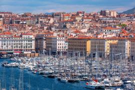 C’est là que selon la légende, l’Histoire de Marseille a commencé. C’est là que l’on vient sentir l’atmosphère de Marseille, entre le marché aux poissons, et l’effervescence du centre-ville. 