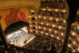 L’Opéra construit de 1875 à 1884 sur les plans de l’architecte hongrois Miklós Ybl pour la célébration du millénaire (arrivée du peule Magyar en 896). Il avait pour objectif de rivaliser avec l’opéra de Vienne et l’Opéra Garnier de Paris. Son auditorium est décoré avec plus de 7 kg d’or.