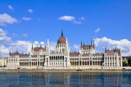 Vaste bâtiment, inauguré au début du XXe siècle, situé sur la rive orientale du Danube, siège de l’Assemblée national de la Hongrie.