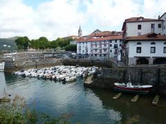 Visitez les plus beaux ports de pêche du Pays basque, comme Mundaka ou Elantxobe, l'histoire légendaire de villages comme Gernika ou Bermeo.