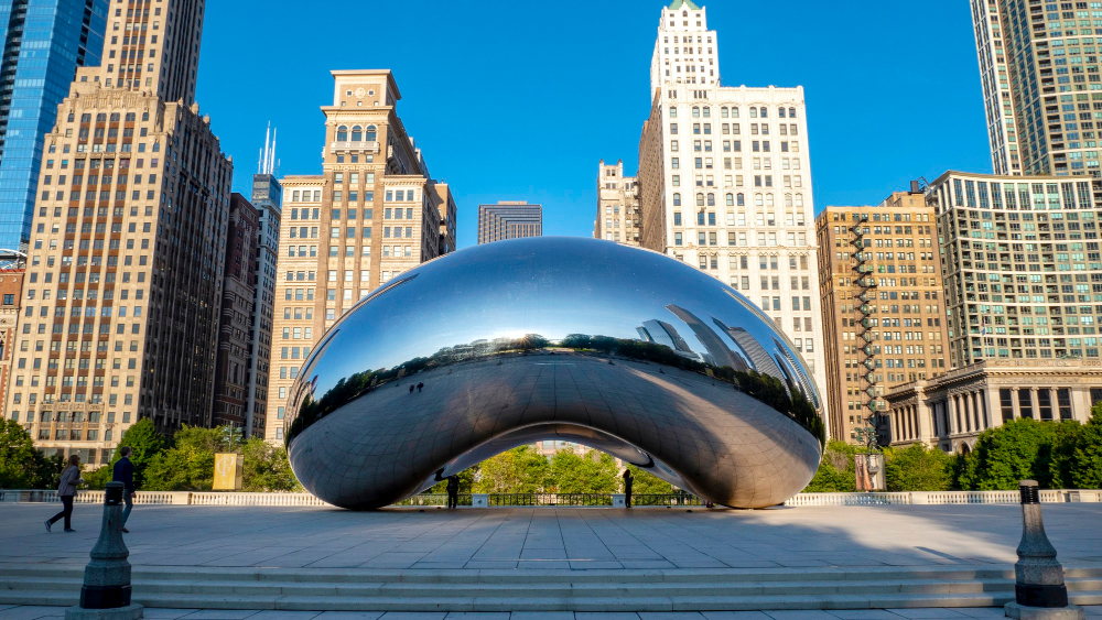 chicago-september-09-mirrored-sculpture-popularly-known-as-bean-cloud-gate-by-anish-kapoor-has-become-one-chicago-s-most-popular-attractions-as-seen-september-09-2014
